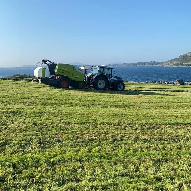 Traktor på grønn gresslette