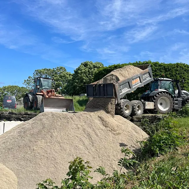 Dumper med sand