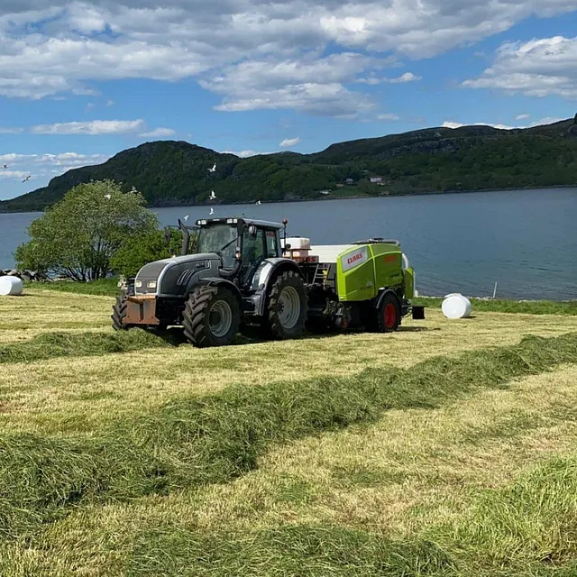 Traktor på åker